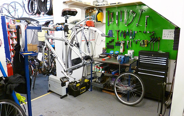 Cycle servicing store